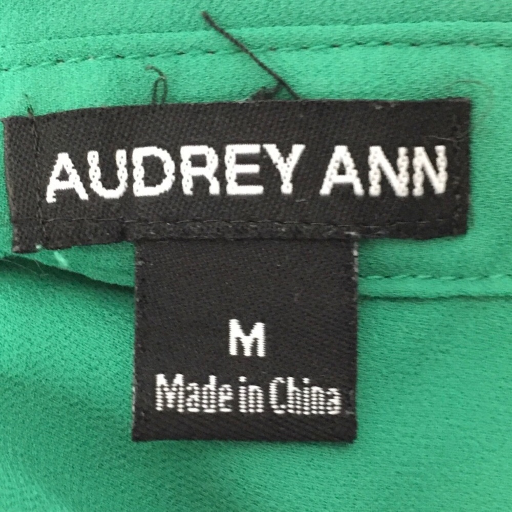 Audrey Ann Slat Back Green Button Top Size M - Picture 4 of 8